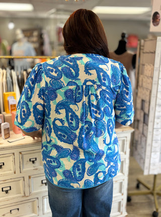 Person wearing a blue and white patterned shirt in an indoor tsetting