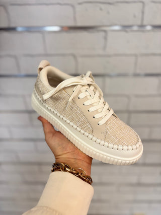 Neutral canvas sneaker with tie strings