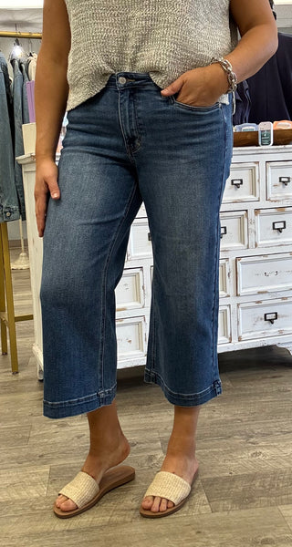 Model wearing wide leg cropped jeans.